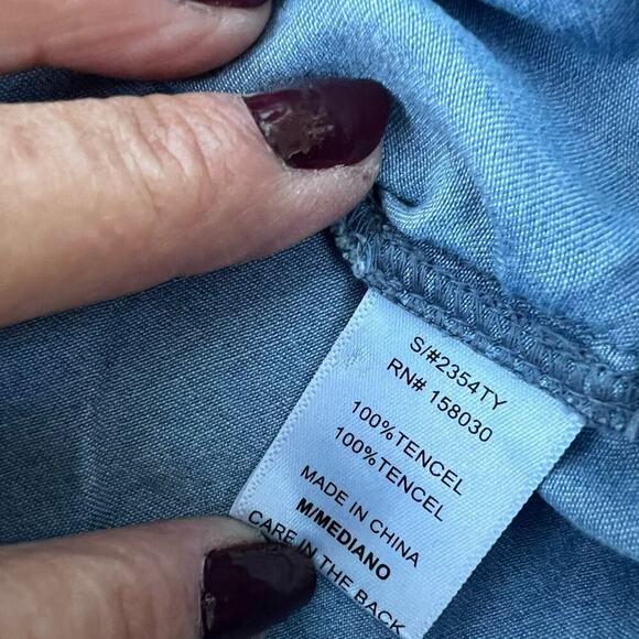 Love Tree Chambray, button-down, long sleeve shirt, women's size M - Picture 7 of 8